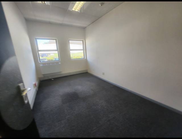 686M² OFFICE TO LET IN RANDJESPARK
